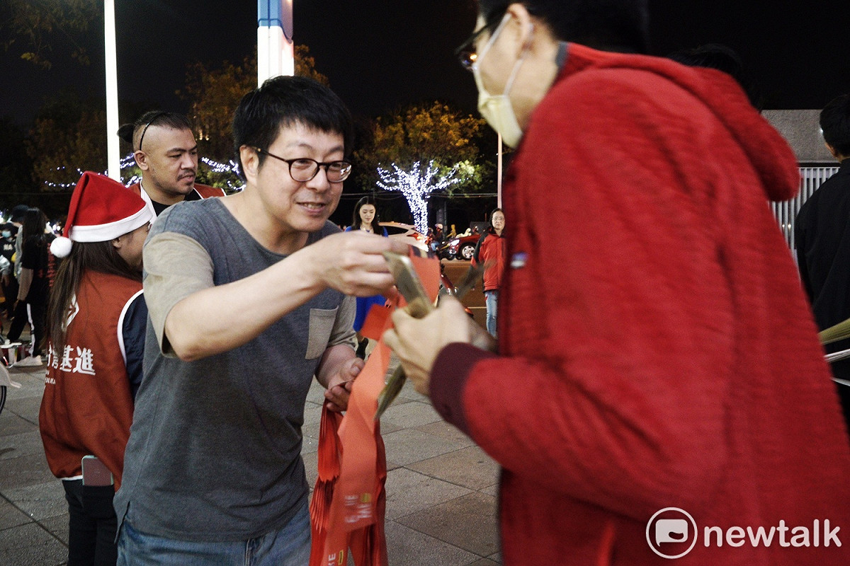 罷韓遊行發起人尹立也在現場與工作人員一同發放，邀請支持理念的民眾明天一同上街。 圖：張良一/攝