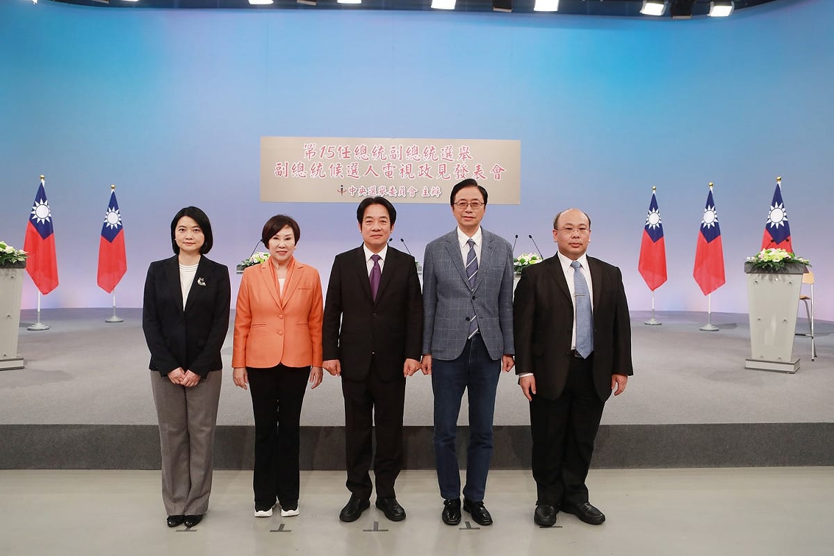 民進黨副總統候選人賴清德、國民黨副總統候選人張善政於政見發表會溫和交鋒。 圖：中央選舉委員會/提供