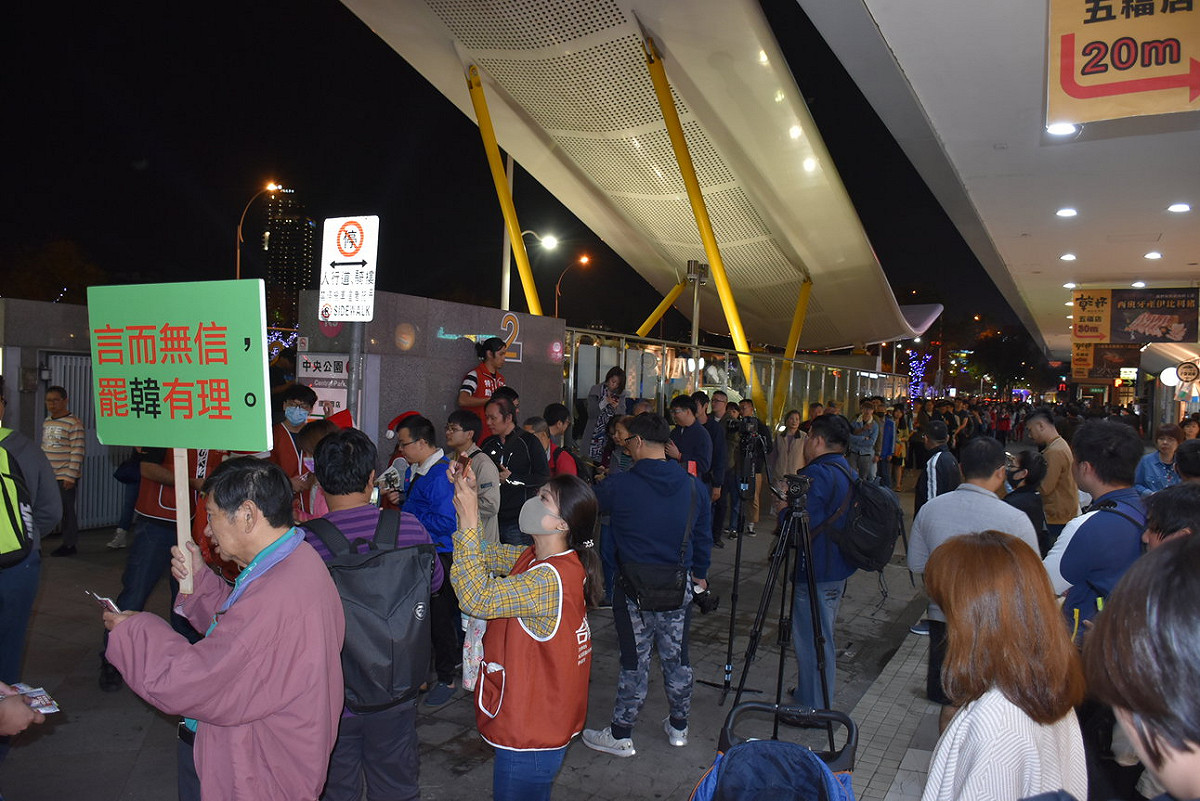 台灣基進最後一波「光復高雄」貼紙吸引上千民眾排隊領。 圖：孫家銘/攝
