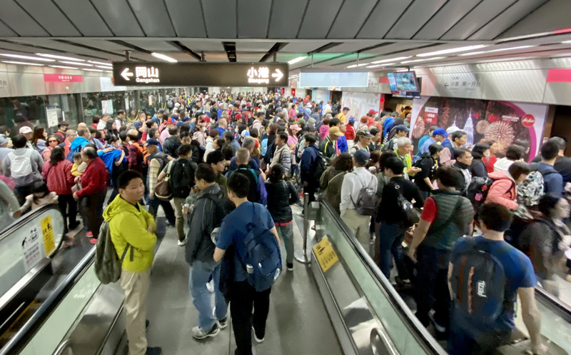 挺韓、罷韓遊行21日在高雄大車拚，預估雙方超過30萬人潮擁聚高雄。圖為上午捷運左營站湧入人潮。 圖 : 中央社