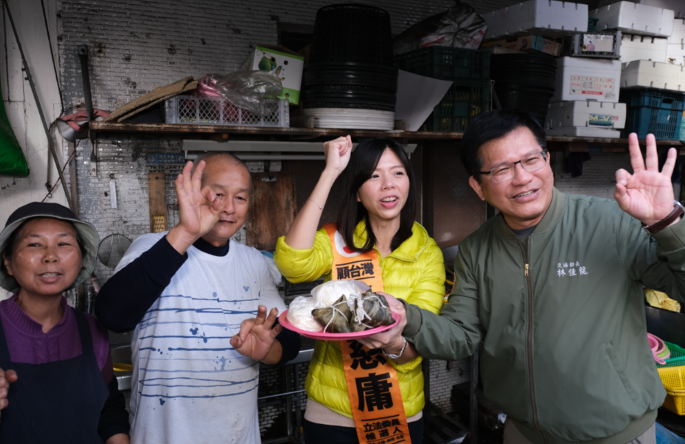 交通部長林佳龍今（21）日一早陪同立委洪慈庸前往潭水亭觀音廟參香，並到市場掃街拜票。 圖：洪慈庸立委辦公室/提供