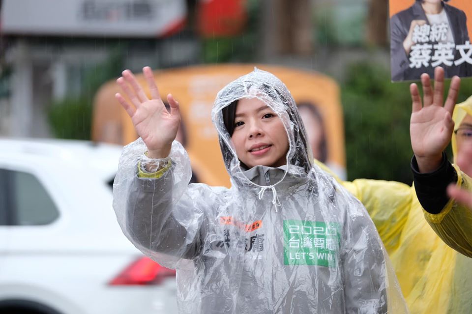 洪慈庸是台中市八位連任的立委第一個站路口的。 圖 : 洪慈庸競總/提供