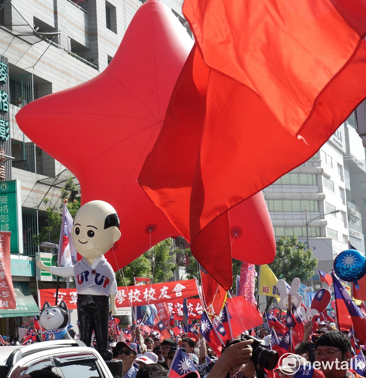 空軍官校校友會與多個團體皆到場力挺韓國瑜。 圖：張良一／攝