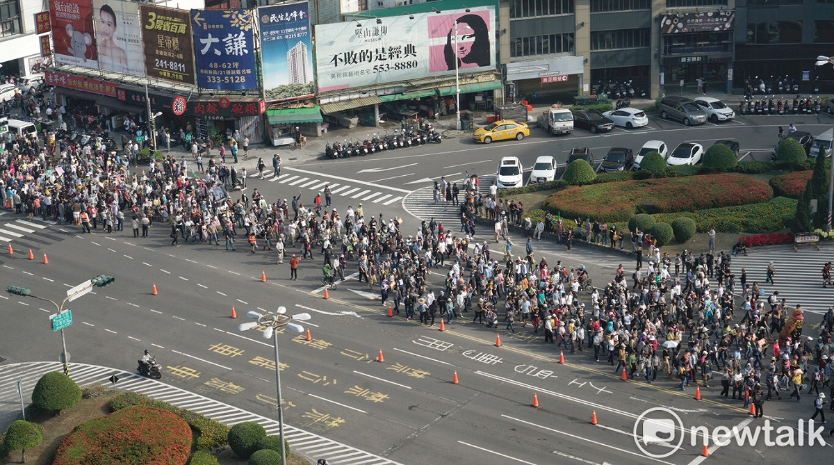 罷韓人士稍早已上街開始抗議，人龍佔據整條馬路。 圖：張良一／攝