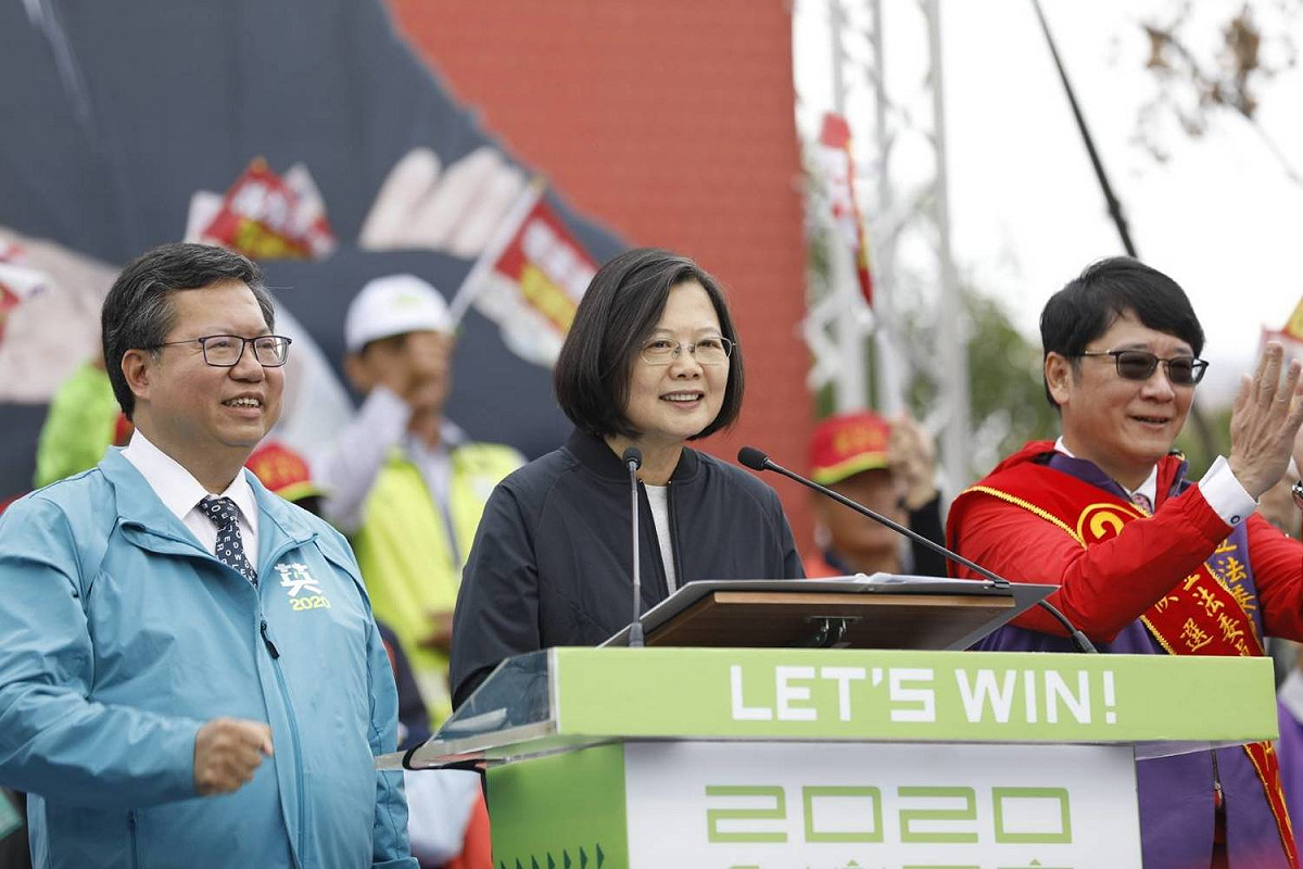 蔡英文、鄭文燦(左)今天替桃園第6選區立委候選人趙正宇(右)站台。 圖:蔡英文競選辦公室/提供