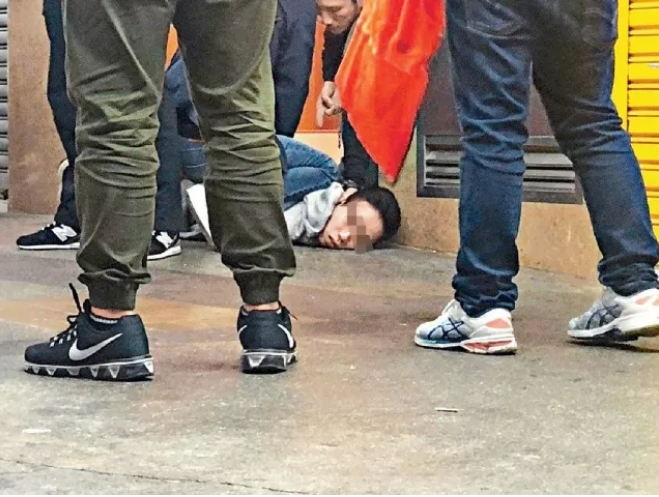 被港警制伏在地的蘇姓男子。 圖：翻攝自微信