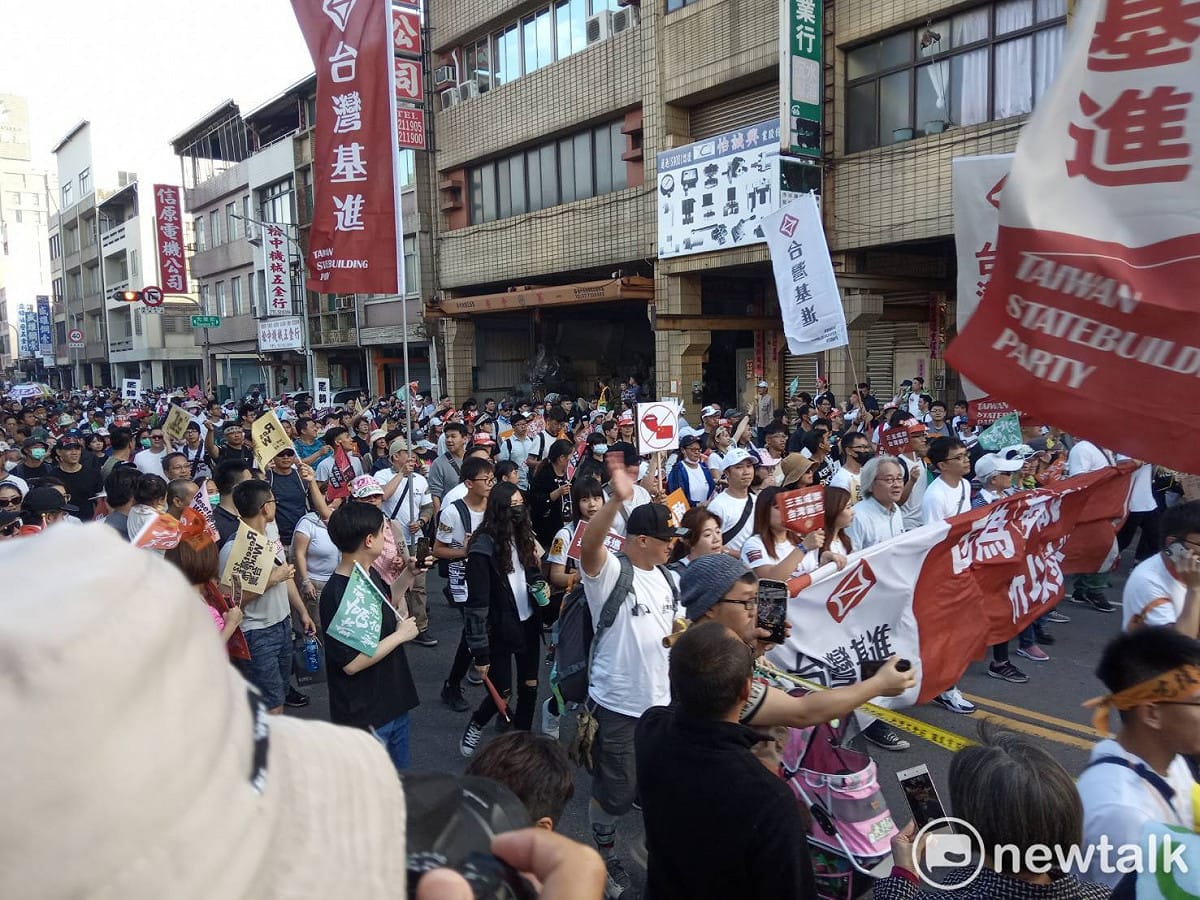 作家馮光逺帶領台灣基進大隊進場。 圖：孫家銘／攝