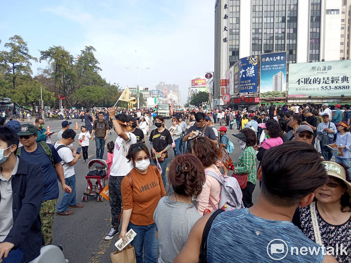 民眾一邊拿旗幟，一邊舉標語，參加罷韓大遊行。 圖：孫家銘／攝