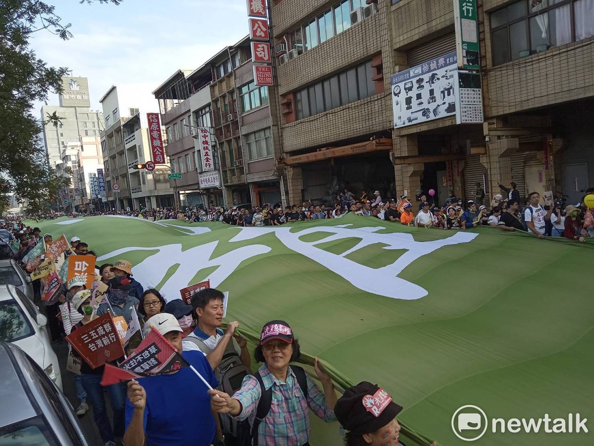 「光復高雄，保衞台灣」的緑色大布條進場引起熱烈掌聲。 圖：孫家銘／攝
