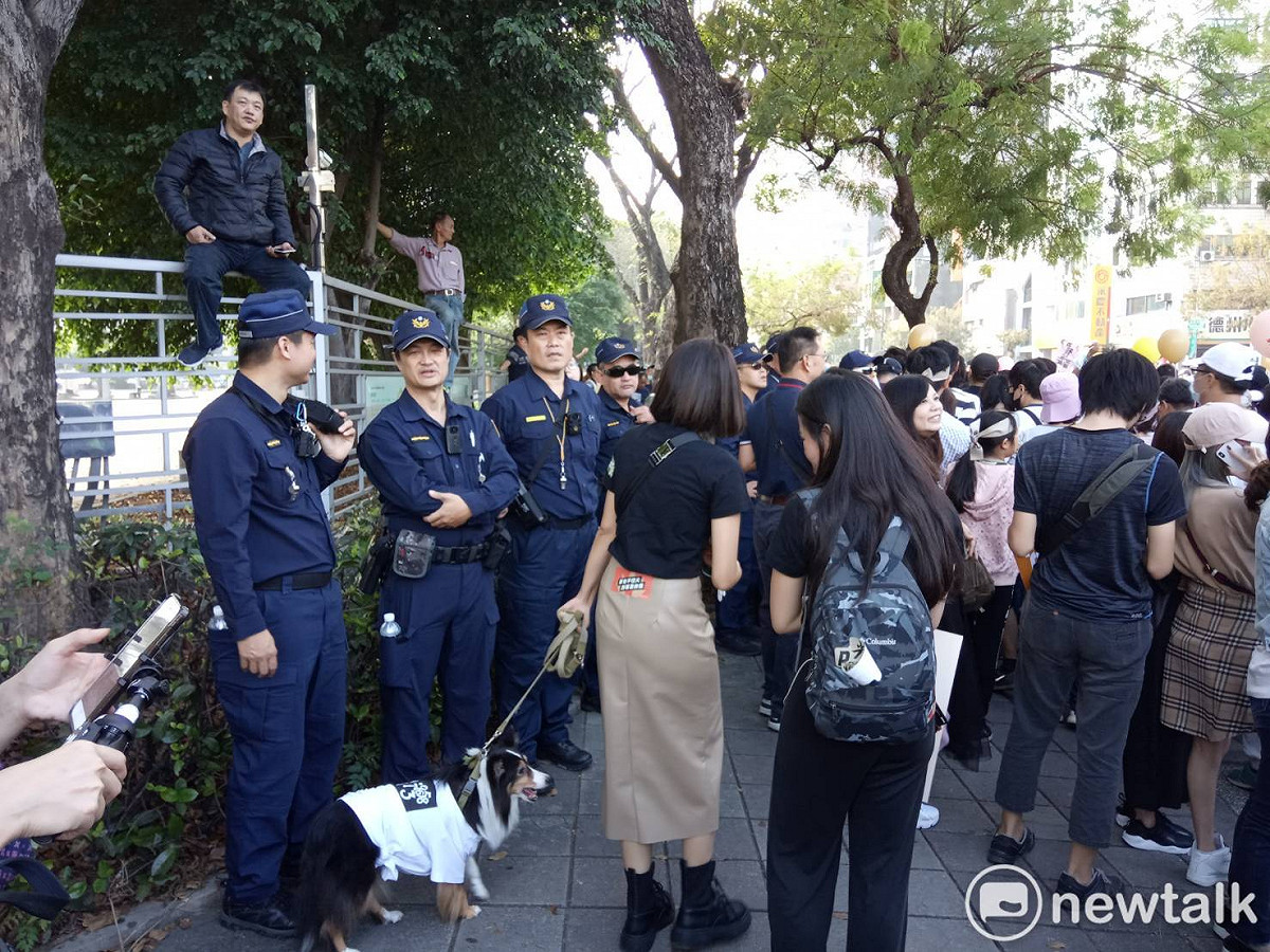 沿途每個路口都部署大批警力交管及維安。 圖：孫家銘／攝