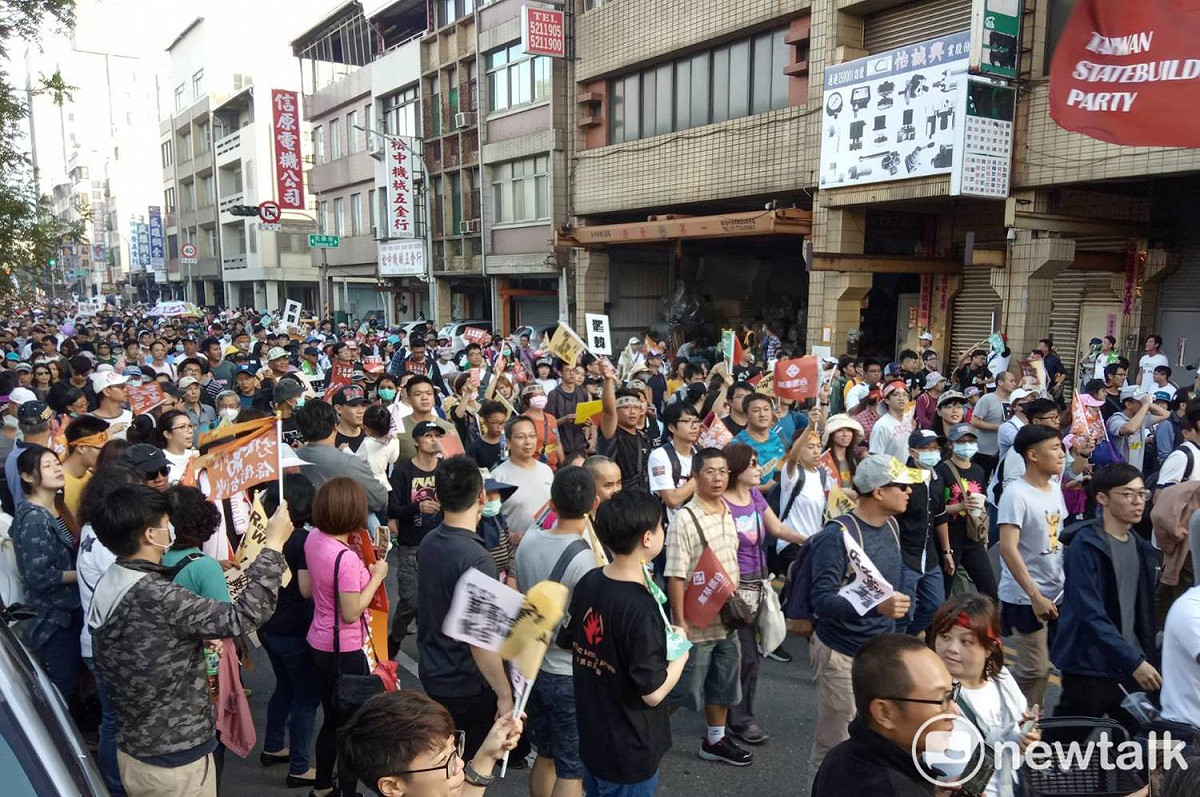 1221We Care台灣大遊行今日下午登場，主辦單位透露，參與民眾超過50萬人。 圖：孫家銘/攝