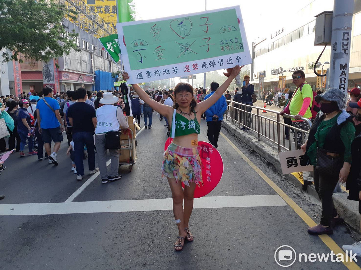 台灣獨立黨高雄市第三選區立委候選人柳淑芳現身隊伍中，高舉抗議牌順便拜票。 圖：蔡坤龍／攝