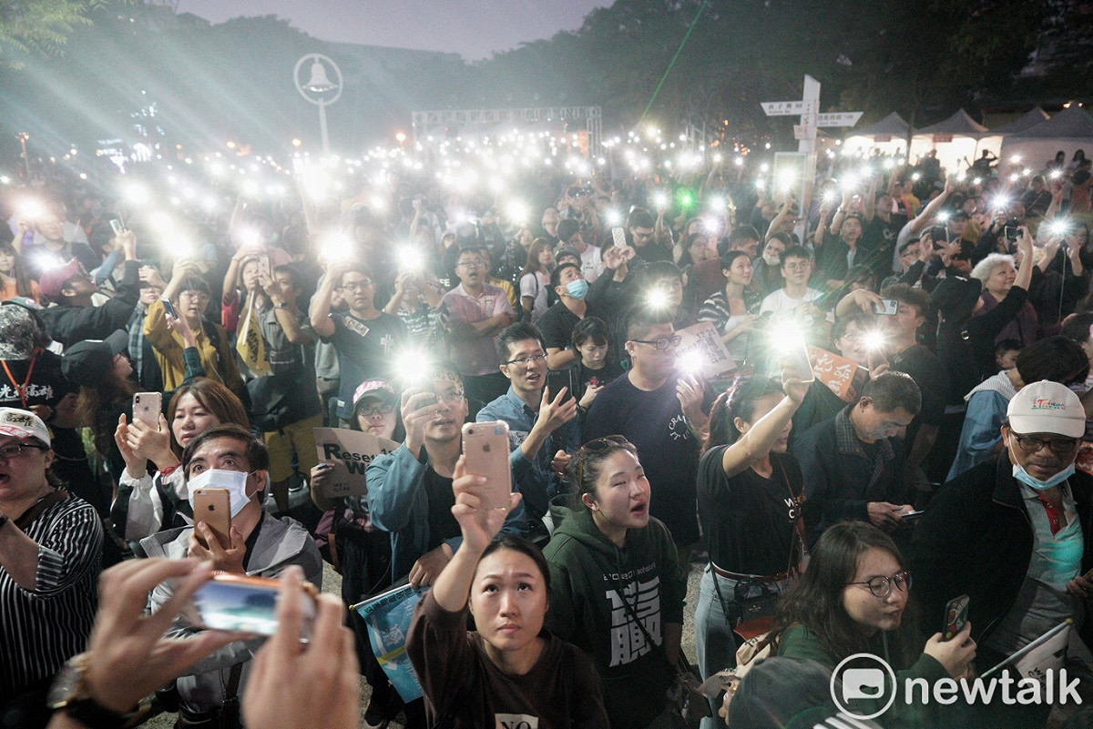 罷韓民眾入夜後紛紛開啟手機的手電筒功能，照亮高雄市。 圖：張良一/攝（資料照片）