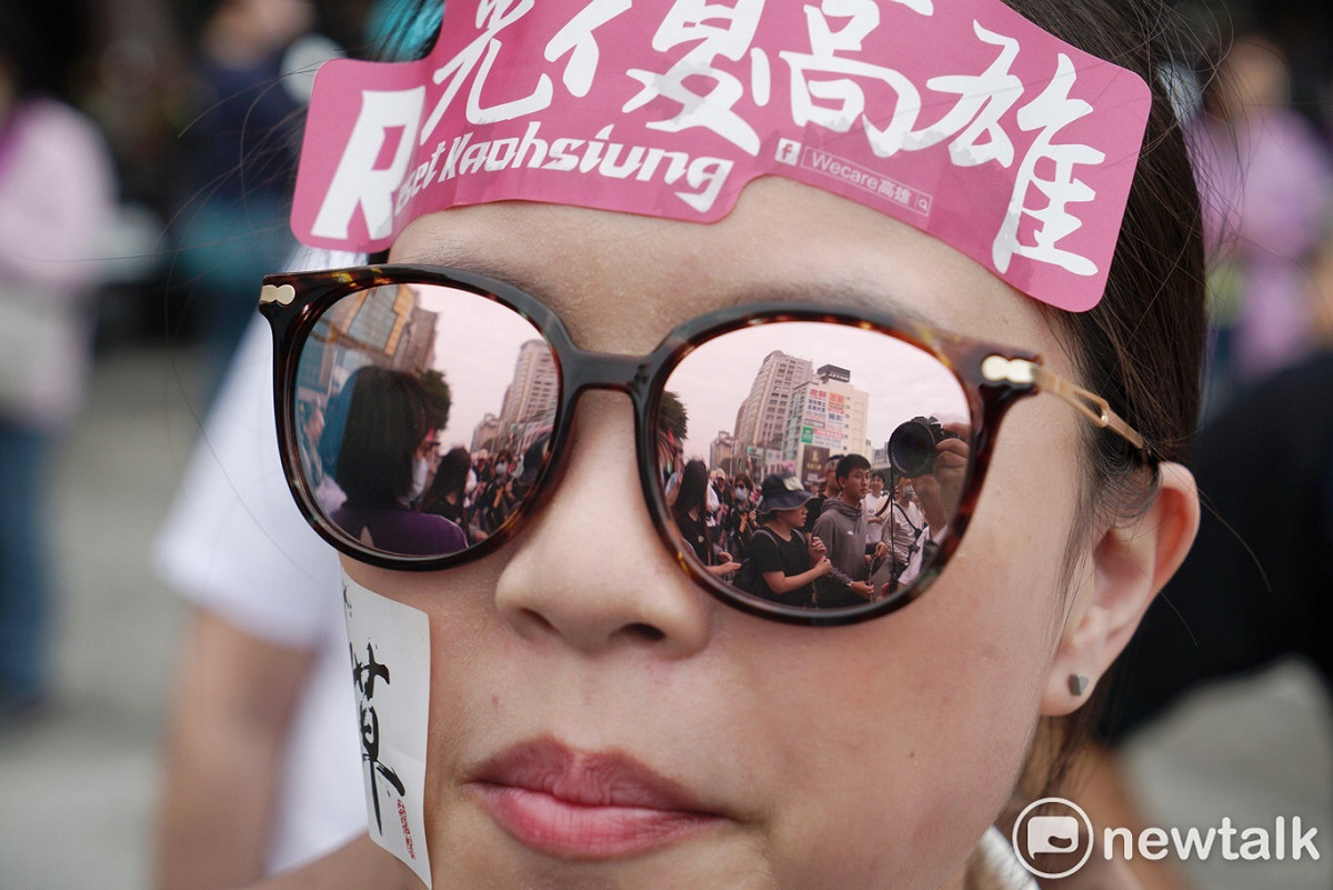 一名參與遊行的民眾，墨鏡映出許多罷韓支持者的模樣。 圖：張良一/攝