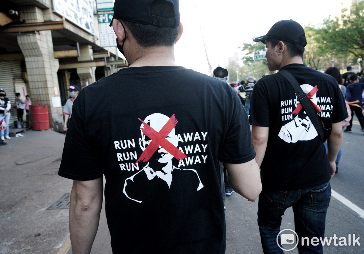 民眾身著「RUN AWAY」字樣、並印有下架韓國瑜象徵的上衣，表達對他的強烈不滿。 圖：張良一/攝