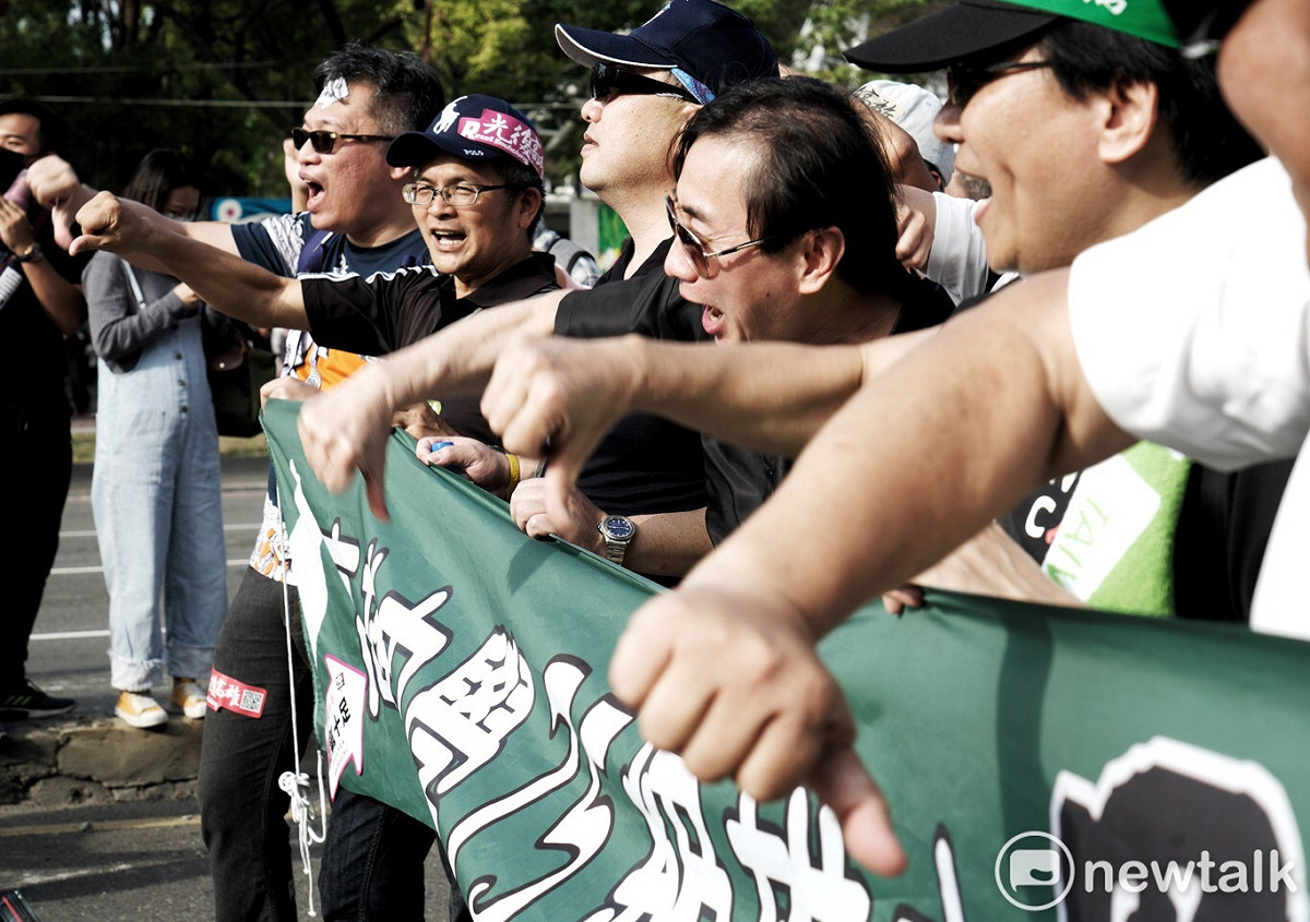 多名學生時期的同學，如今一同站出來支持「罷免韓國瑜」。 圖：張良一/攝