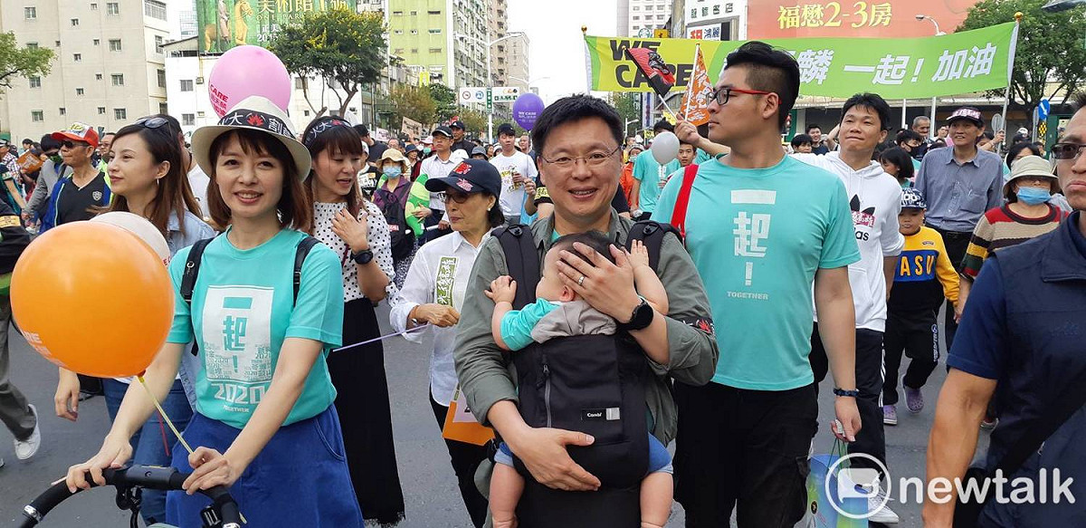 趙天麟帶著自己的寶寶參加遊行。 圖：蔡坤龍/攝