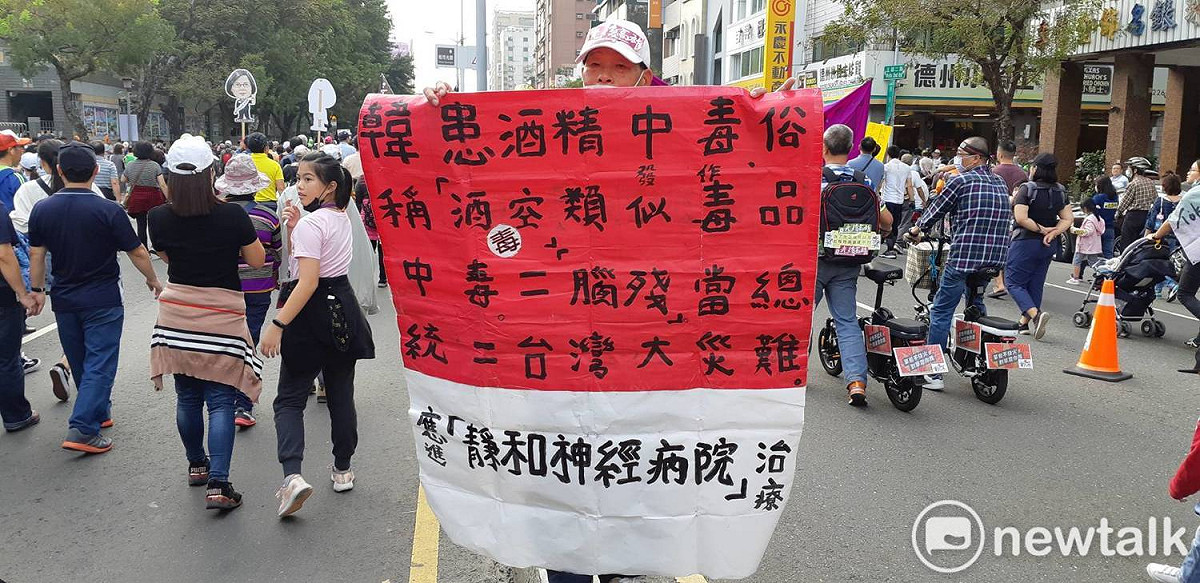 有民眾自製海報，諷刺韓國瑜。 圖：蔡坤龍/攝
