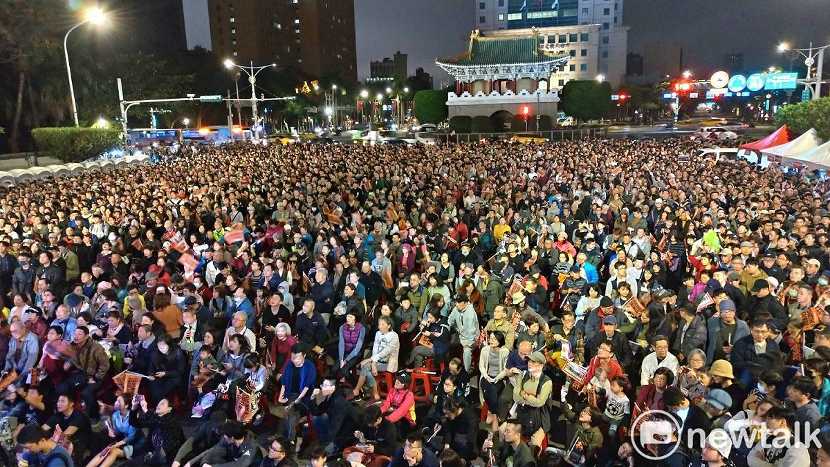 現場湧入三萬民眾。 圖：陳佩君／攝