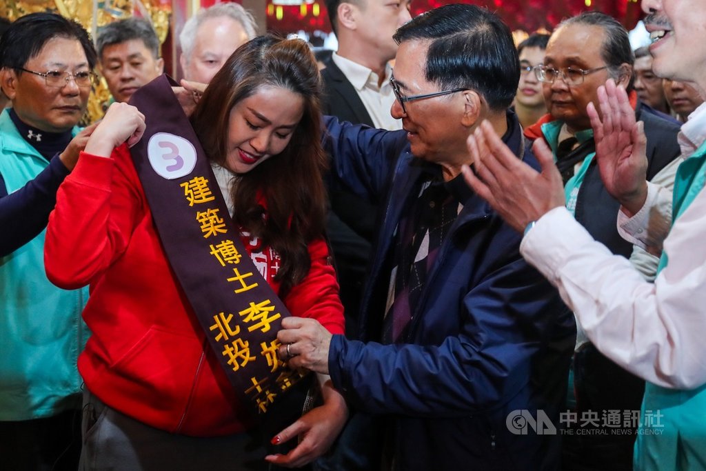 前總統陳水扁（中右）21日北上為一邊一國行動黨台北市立委參選人李婉鈺（中左）助選，親自幫她披上競選背帶。 圖／中央社提供