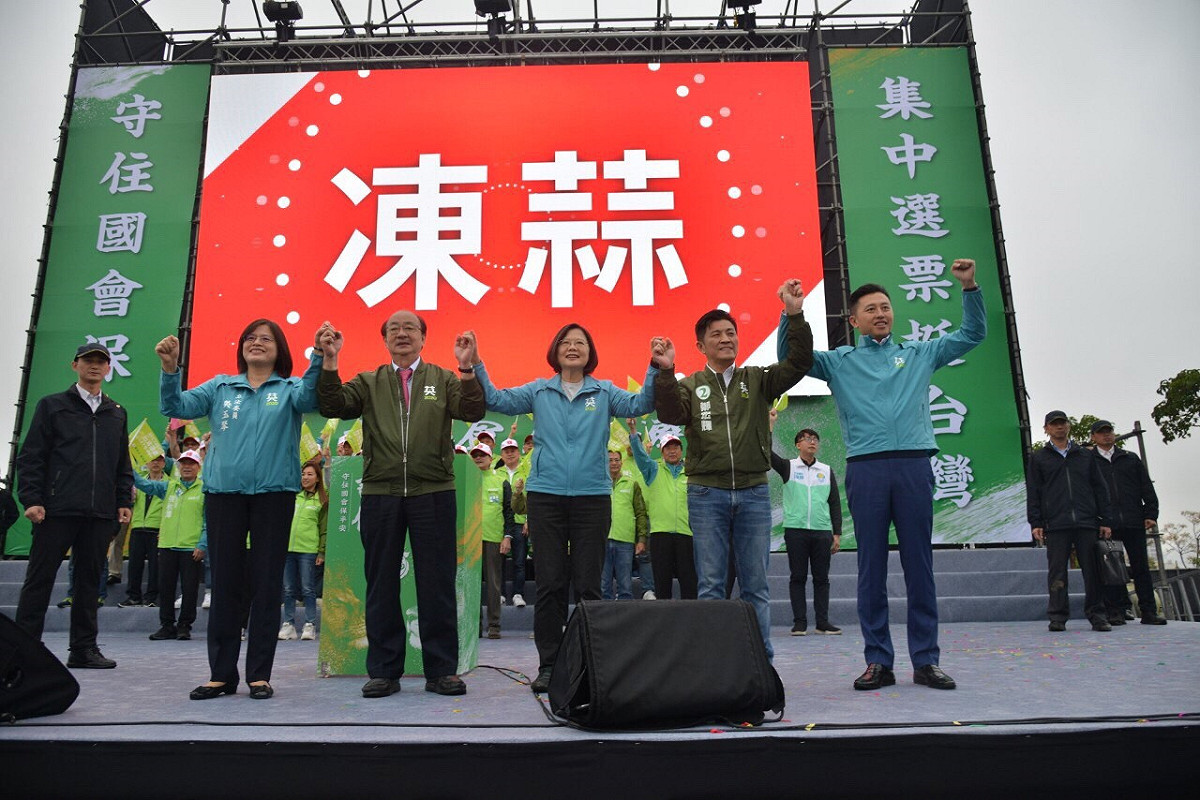 新竹市長林智堅今日在新竹市參與護國保台助選團，總統蔡英文也到場助陣。 圖／林智堅競總提供