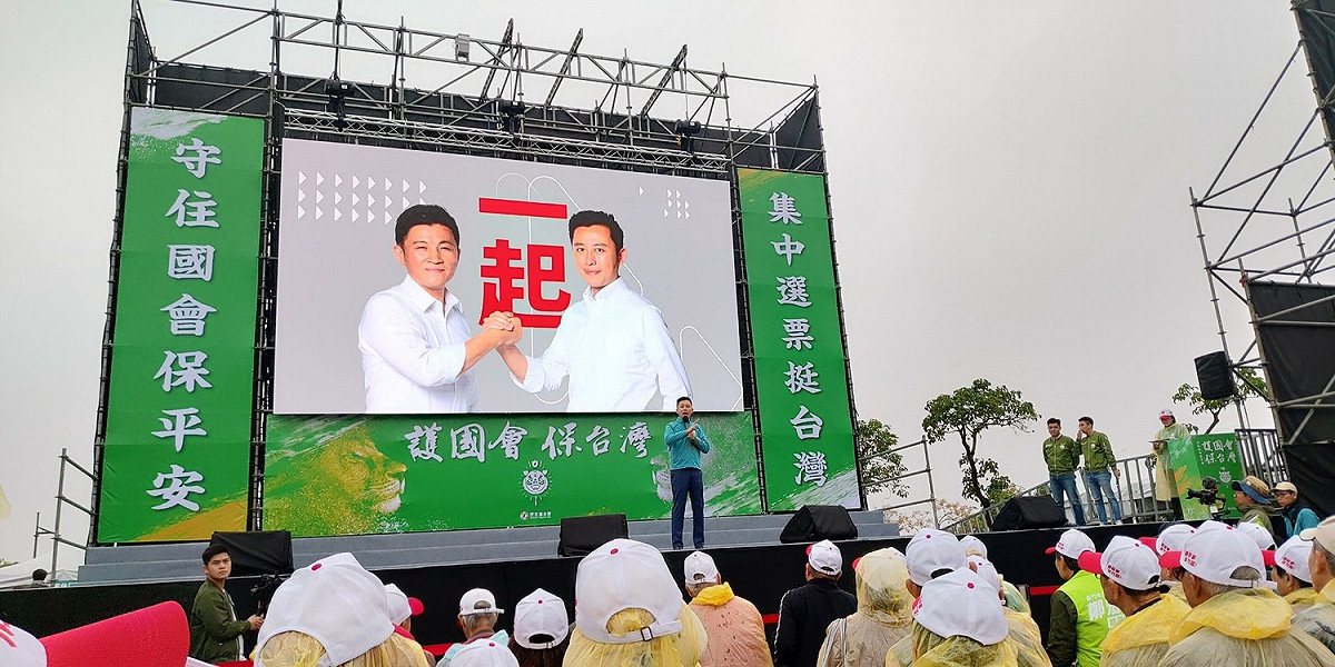 新竹市長林智堅今日在新竹市參與護國保台助選團。 圖／林智堅競總提供