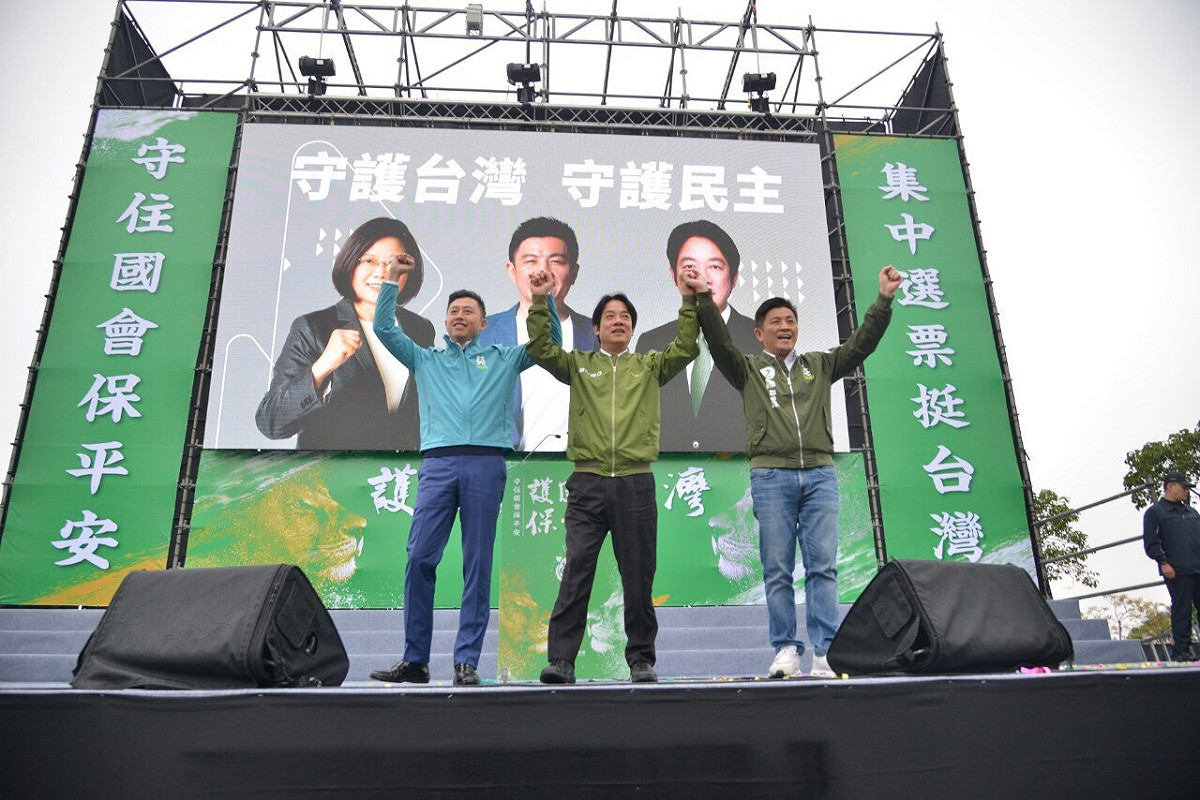 新竹市長林智堅今日在新竹市參與護國保台助選團。 圖／林智堅競總提供