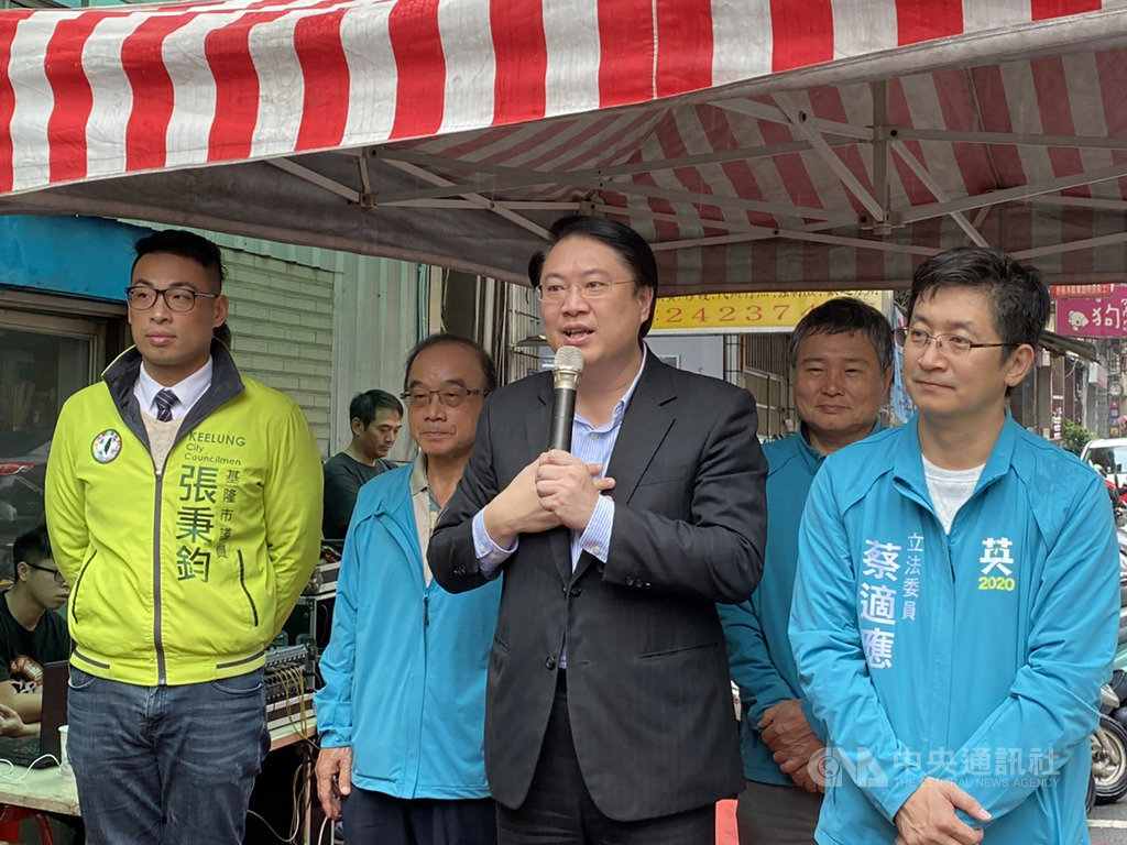 爭取連任的民進黨籍基隆市立委蔡適應（前右）21日在安樂區成立後援會，市長林右昌（前右2）到場支持，呼籲選民將選票投給最會爭取預算的蔡適應。 圖／蔡適應競選總部提供