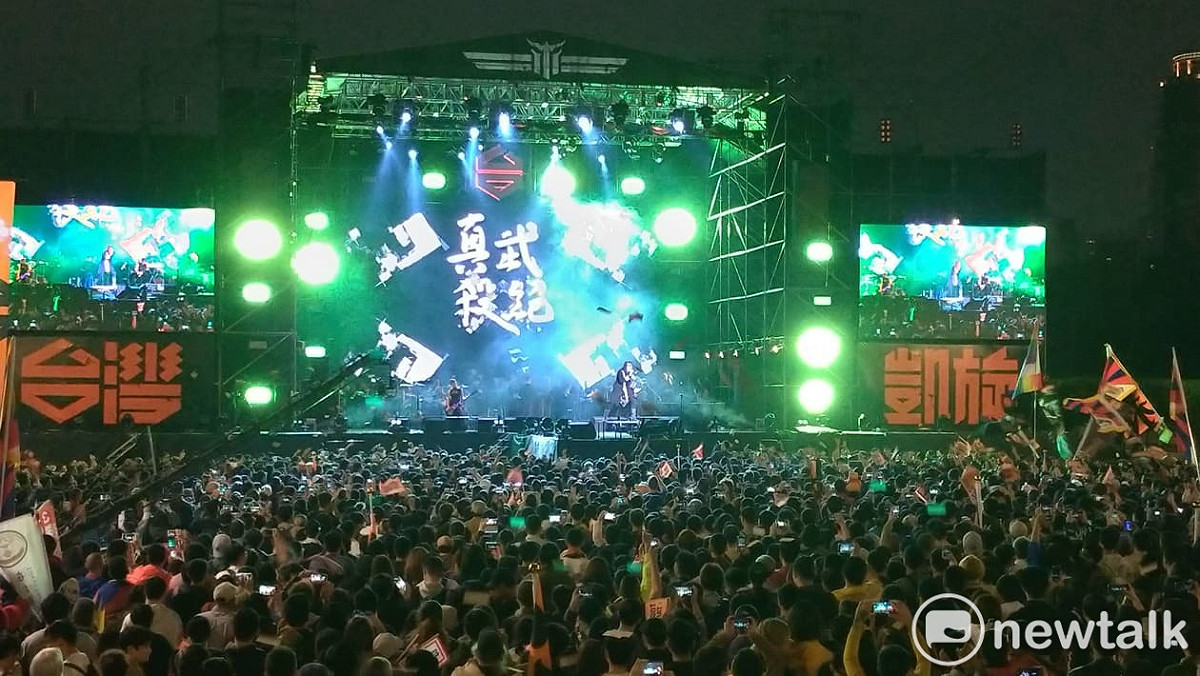 閃靈晚間開場，吸引樂迷參加。 圖:陳佩君/攝