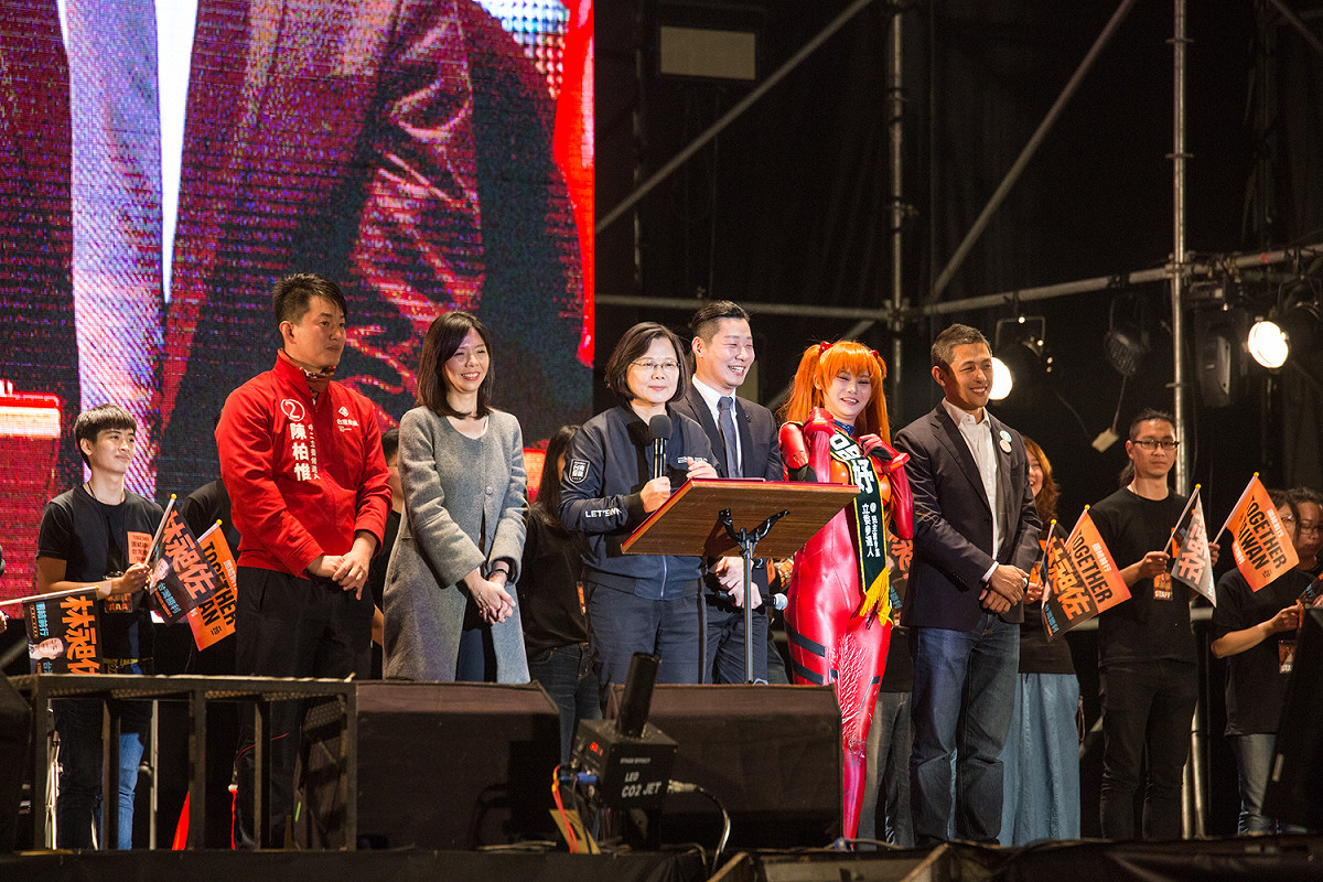 閃靈樂團今（21日）晚在凱道舉辦「台灣大凱旋」演唱會，同時也是主唱、無黨籍立委候選人林昶佐的造勢晚會，總統蔡英文擔任壓軸貴賓，洪慈庸、陳柏惟、賴品妤、吳怡農等人組成的「前線」也同台造勢。 圖：林昶佐辦公室／提供