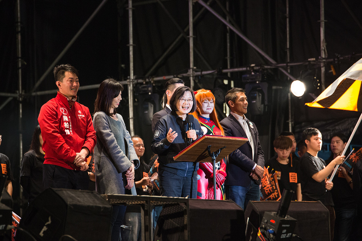 總統蔡英文擔任「台灣大凱旋」閃靈演唱會暨林昶佐大造勢壓軸貴賓，她「撩起」台下民眾說，「但你們都是我的」，惹大家呵呵大笑。 圖：林昶佐辦公室／提供