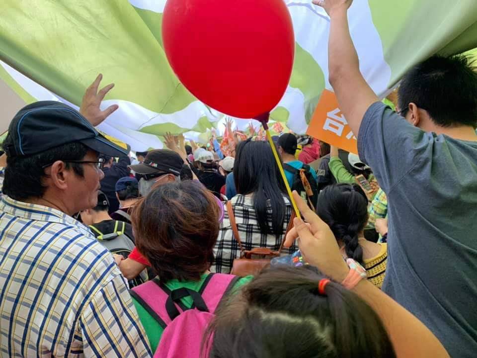 罷韓大遊行的巨長布條下，一樣滿滿的罷韓群眾 翻攝自王定宇官方臉書
