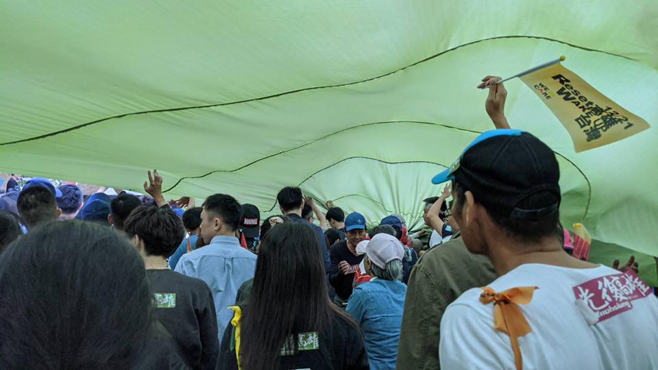 罷韓大遊行的巨長布條下，一樣滿滿的罷韓群眾 翻攝自王定宇官方臉書