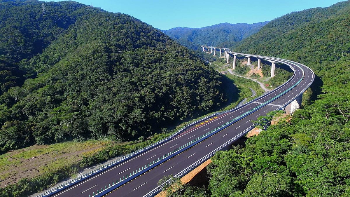 南迴改拓寬工程完工，於今天下午5時正式通車，將縮短台東-屏東行車時間30分鐘。 圖：翻攝自林佳龍臉書