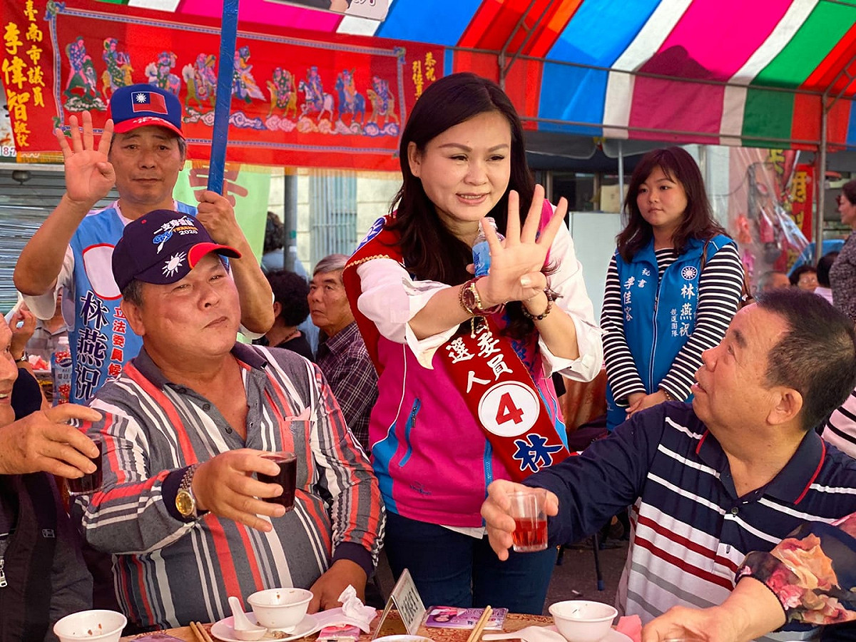 國民黨候選人林燕祝今早至永康崑山市場拜票，一路向攤商寒暄致意。 圖：翻攝自林燕祝臉書（資料照片）