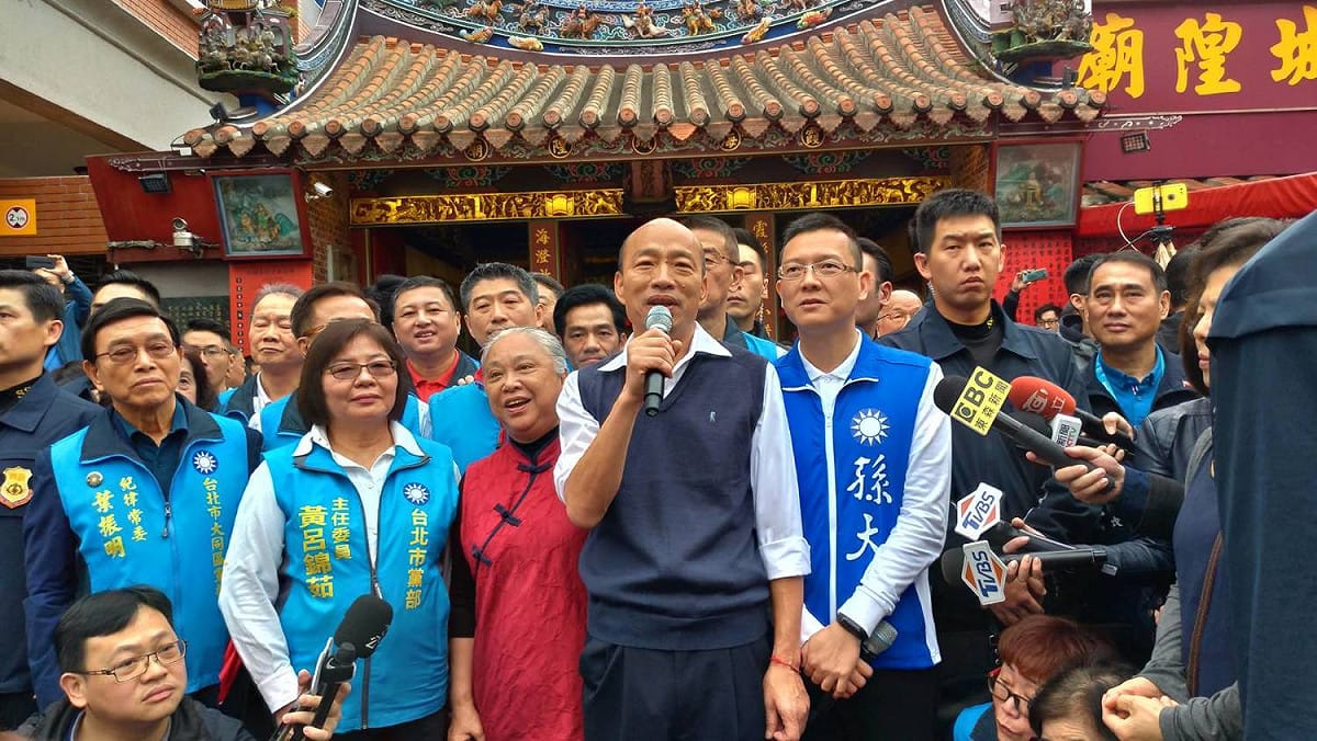 韓國瑜22日上午陪同孫大千參拜霞海城隍廟。（資料照） 圖:陳佩君/攝