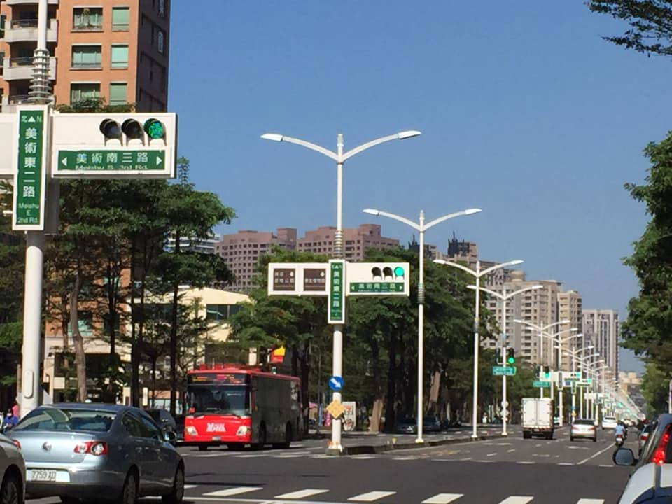 高雄道路寬敞，常見設於中央線的路燈密集度。地點：高雄市美術東二路。 張淑惠攝