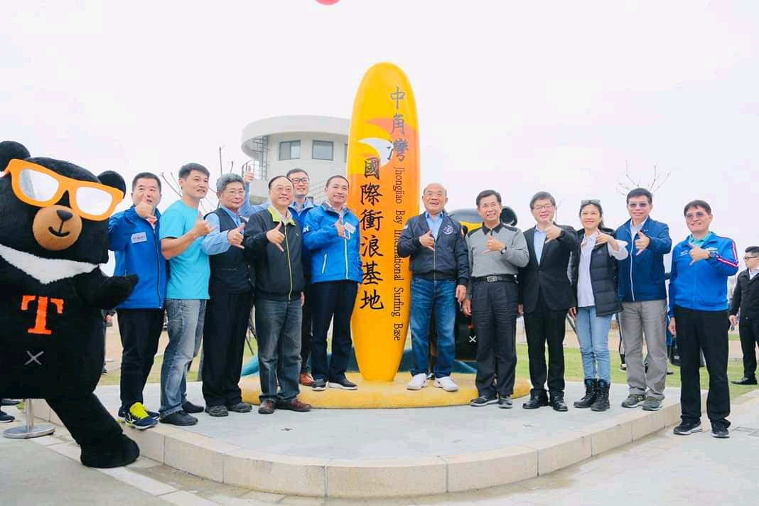 行政院長蘇貞昌與新北市長侯友宜自去年大選廝殺後，今 (22) 天兩人再次同台出席中角灣啟用儀式。 圖：翻攝自侯友宜臉書