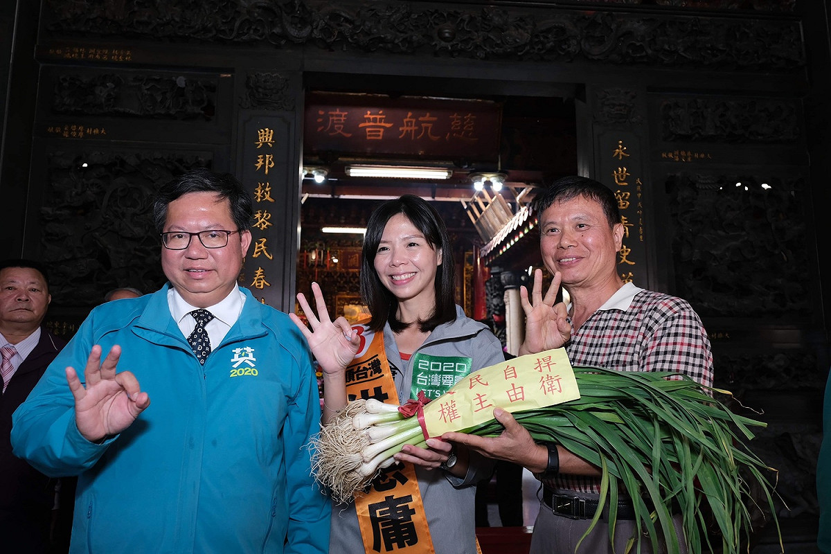 洪慈庸與與桃園市長鄭文燦一同前往大雅市場掃街。 圖：洪慈庸競選辦公室提供