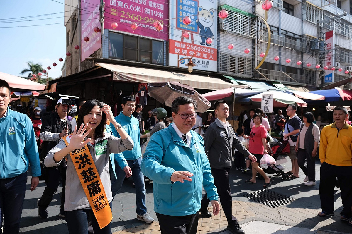 洪慈庸與與桃園市長鄭文燦一同前往大雅市場掃街。 圖：洪慈庸競選辦公室提供