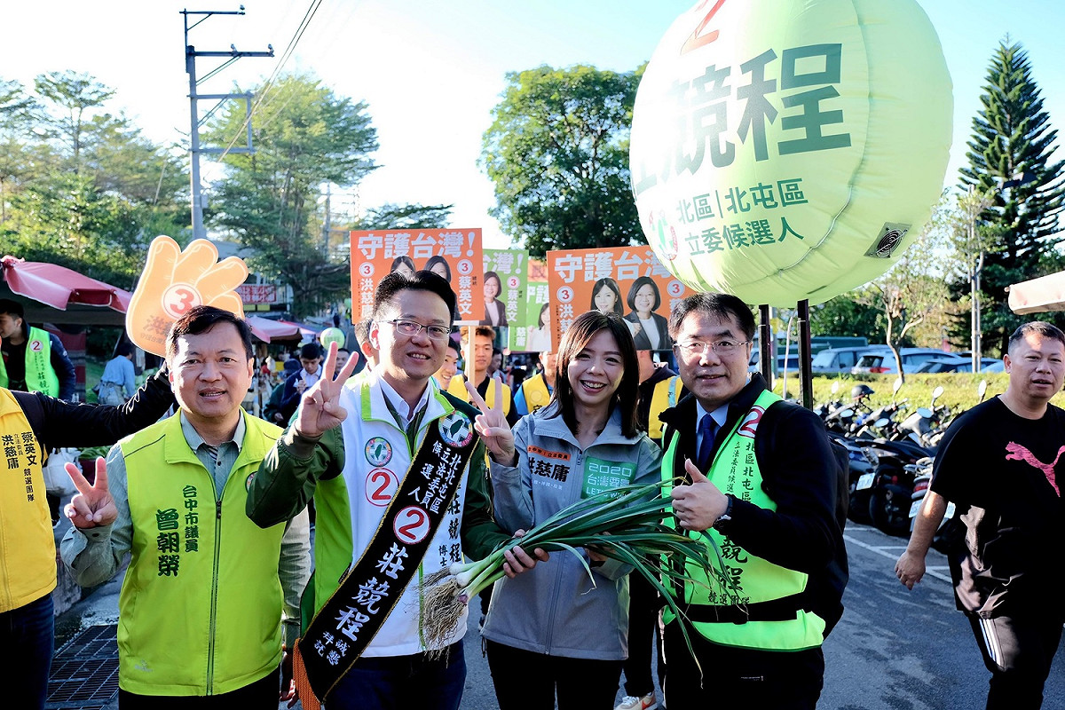 洪慈庸與台南市長黃偉哲一同前往台中大坑九號步道口拜票。 圖：洪慈庸競選辦公室提供