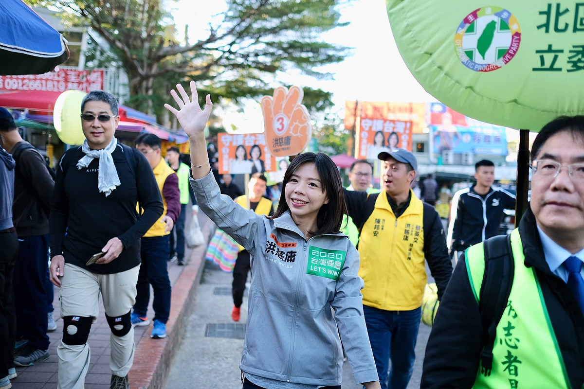 洪慈庸與台南市長黃偉哲一同前往台中大坑九號步道口拜票。 圖：洪慈庸競選辦公室提供