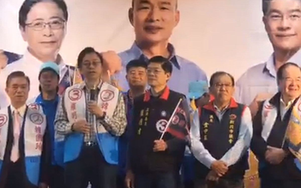 國民黨副總統候選人張善政台上致詞時竟不慎口誤講出「票也要投給『民進黨』的區域立委，票也要投給『民進黨』的區域立委」 圖：翻攝自羅明才臉書