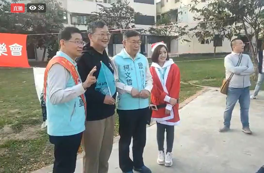 台灣民眾黨主席柯文哲、「學姐」黃瀞瑩、立委候選人顏耀星與民眾合照。 圖：擷取自顏耀星FB直播