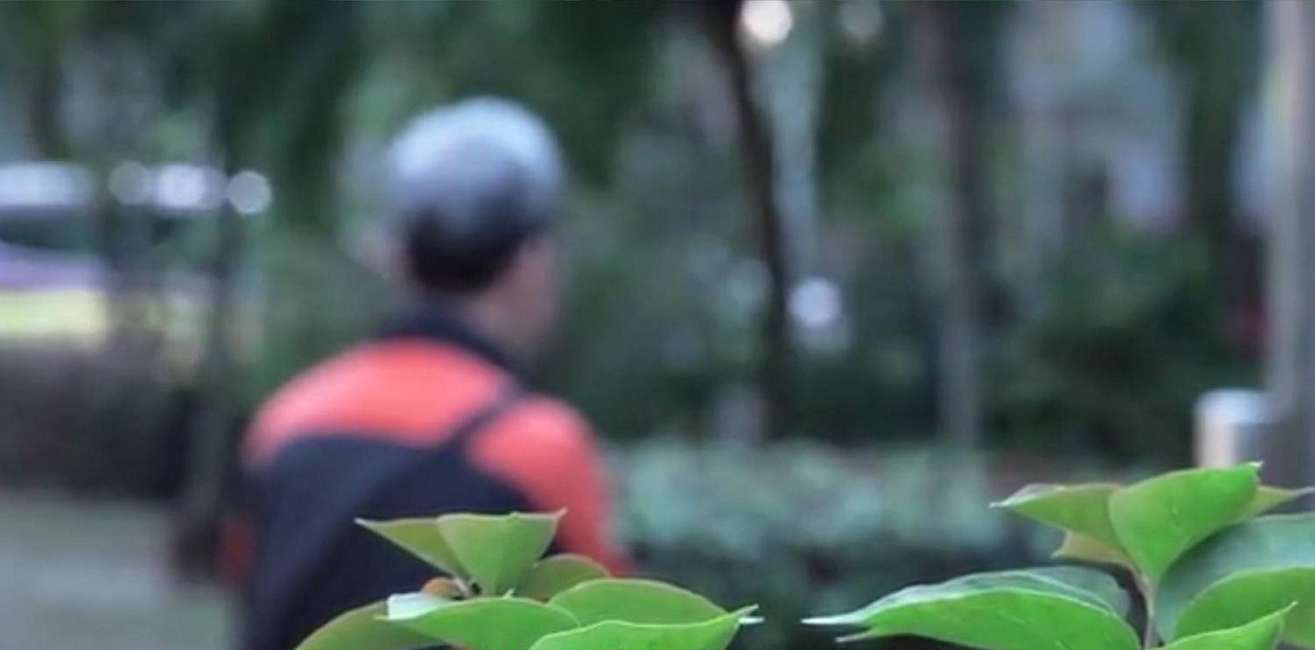 珠海公安公開一段據稱是陳男近日在珠海某地受訪的片段，陳男全程都背向鏡頭，聲音亦經過處理。 圖：翻攝影片截圖