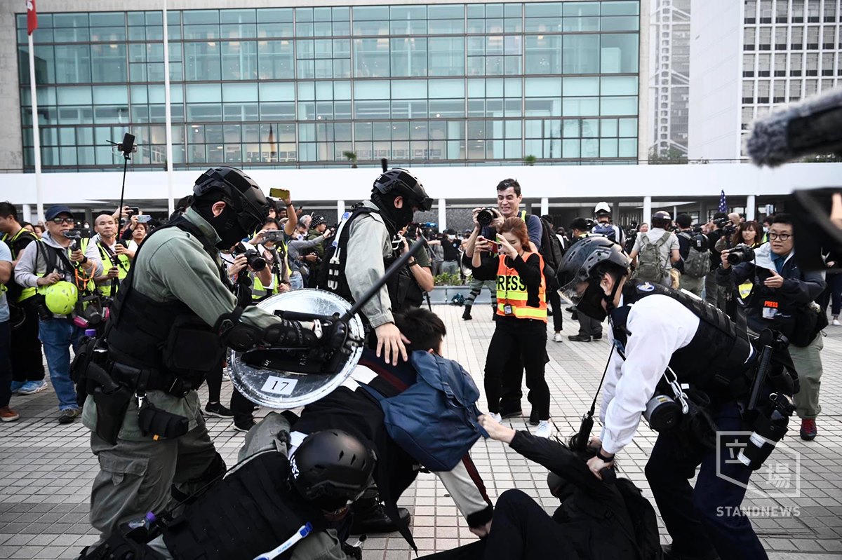 香港「聲援維吾爾族人權集會」，傳警一度舉實彈槍，至少2人遭逮捕。 圖：翻攝Stand News 立場新聞臉書