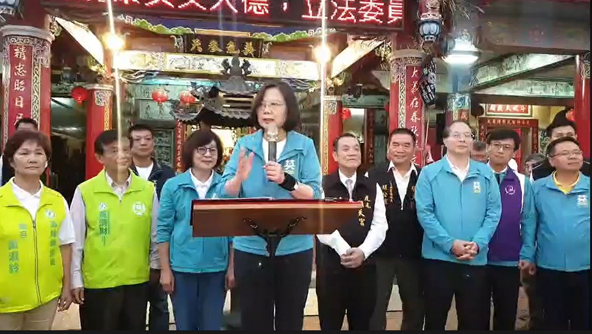 蘇治芬臉書直播以「貓英大統領致詞」形容小英。 圖：擷取自蘇治芬臉書直播