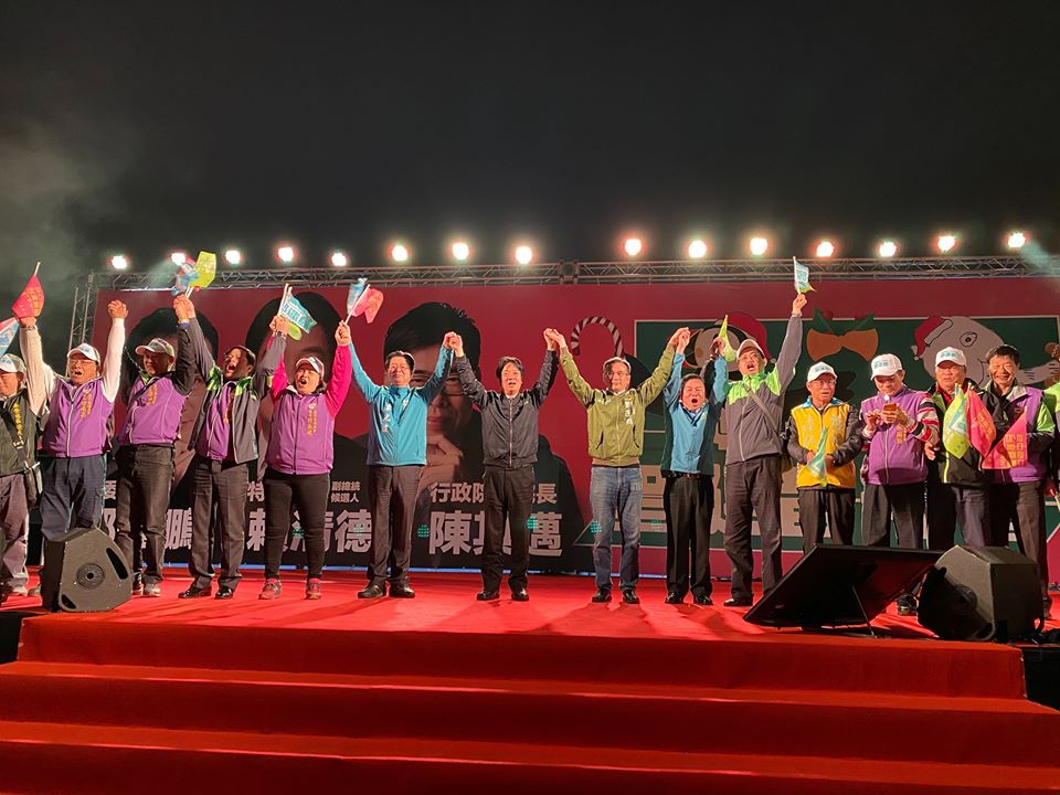 民進黨副總統候選人賴清德今(22)晚出席民進黨桃園立委參選人鄭運鵬舉辦耶誕音樂會，賴清德表示，將打造台灣成為高階研發製造中心。 圖／取自鄭運鵬臉書