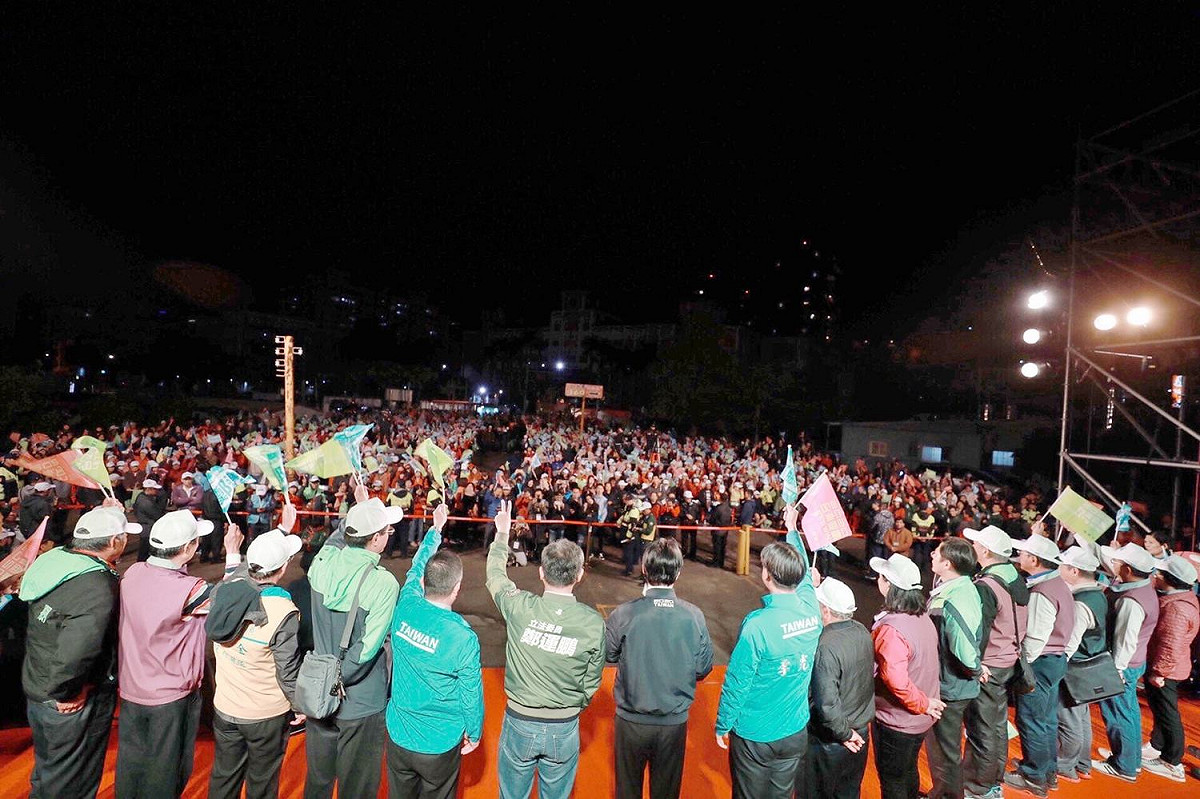 民進黨籍桃園市第1選區立委參選人鄭運鵬22日晚間在南崁五福夜市舉辦耶誕音樂會，吸引大批熱情民眾到場參與。 圖／取自鄭運鵬臉書