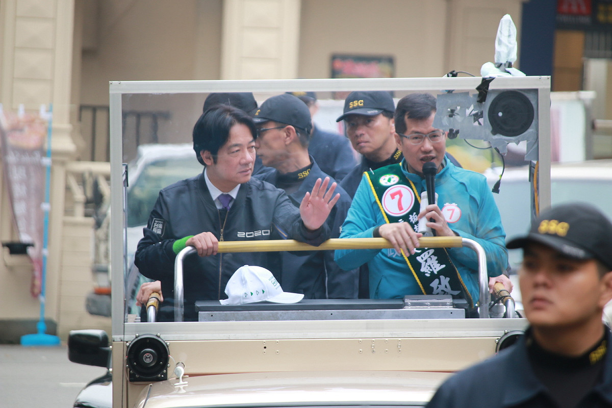 賴清德與立委羅致政在板橋區車隊掃街。 圖：羅致政競選總部提供